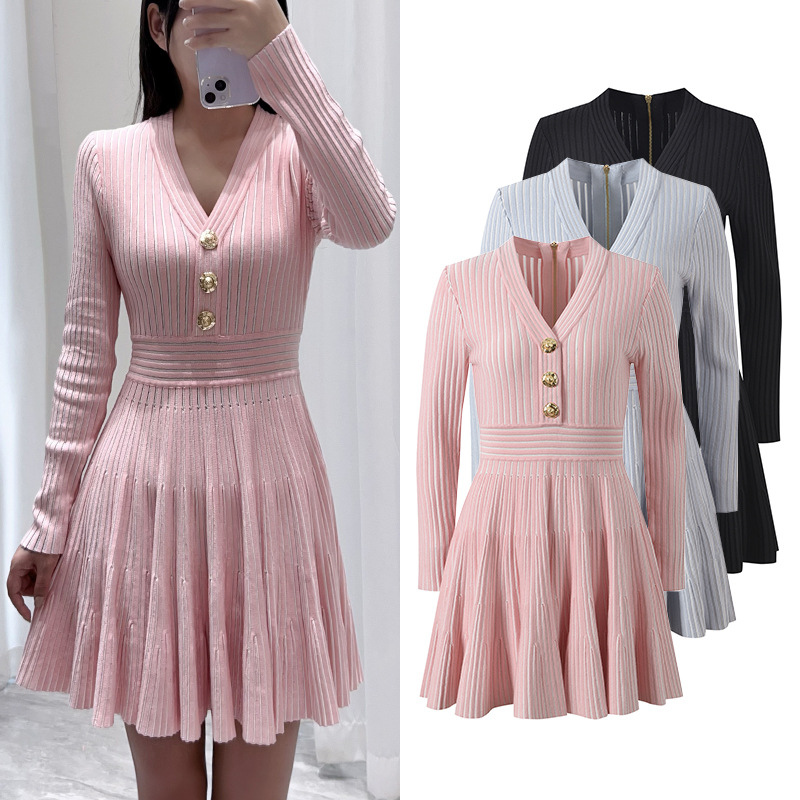 2025 Autumn/Winter New Style French Chic Little Black Dress with V-neck, Metal Buckle, Slimming Waistline, Elegance and Grace, Long Sleeve