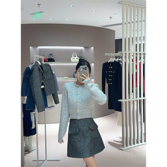 2024 Autumn New Sweet Aging Fashionable Two Color Round Neck Knitted Cardigan Jacket with Diamonds 5240247