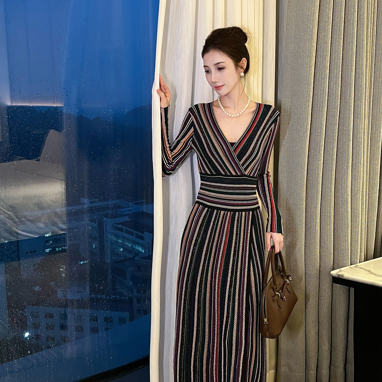 2025 autumn/winter new contrasting color V-neck slim fit and slimming temperament fashionable goddess style knitted long sleeved dress