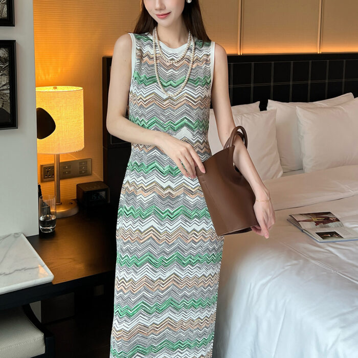 2025 Autumn/Winter New Arrival Contrast Color Wavy Pattern Design Elegant and Stylish Fitted Slimming Round-Neck Sleeveless Dress