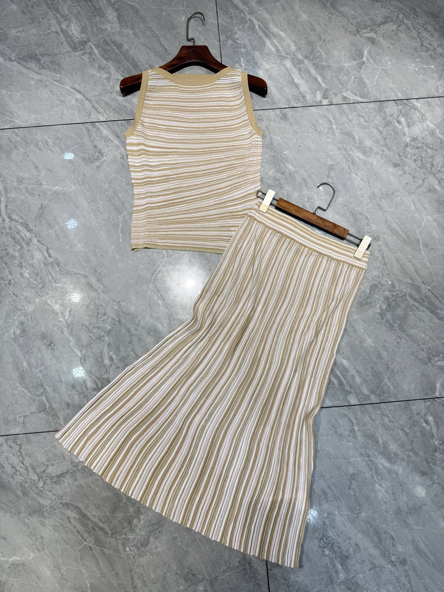 New summer style cross-border knitted sets - French high-end sleeveless top + striped skirt two-piece women's dress - Image 3